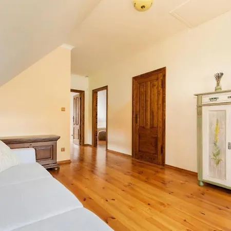 Ferienhaus Reetdach In Mit Gepflegtem Garten *