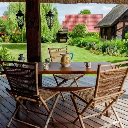 Reetdach In Mit Gepflegtem Garten Ferienhaus Gąski