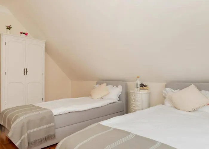 Reetdach In Mit Gepflegtem Garten Gąski